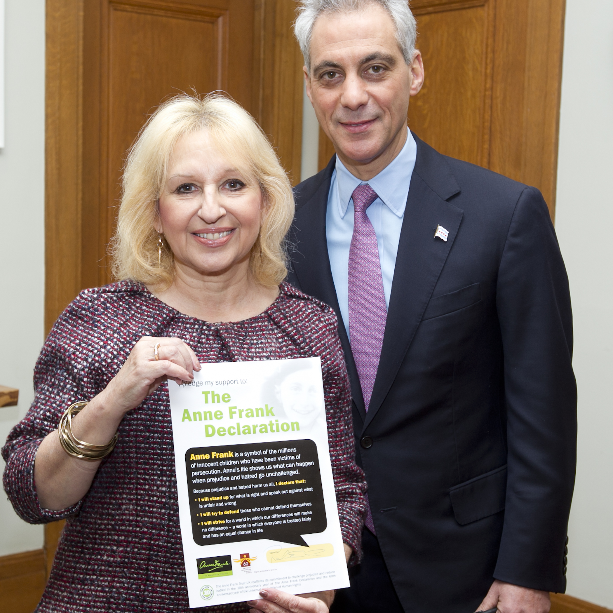 Mayor Emanuel welcomes Gillian Walnes MBE to Chicago, signing the Anne Frank Declaration to fight prejudice and hatred.