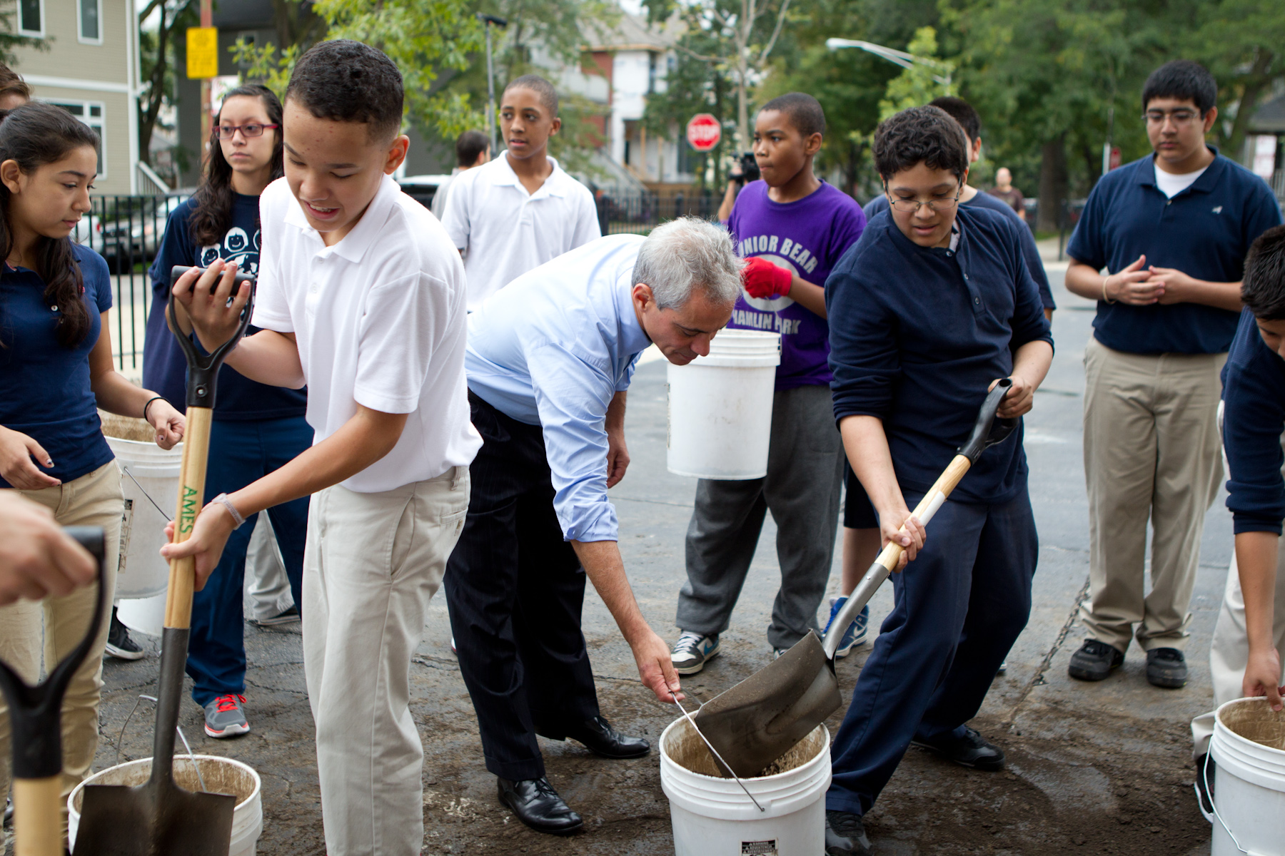 Mayor Emanuel joins students to help build the 75th new learning garden at Friedrich Ludwig Jahn Elementary School.