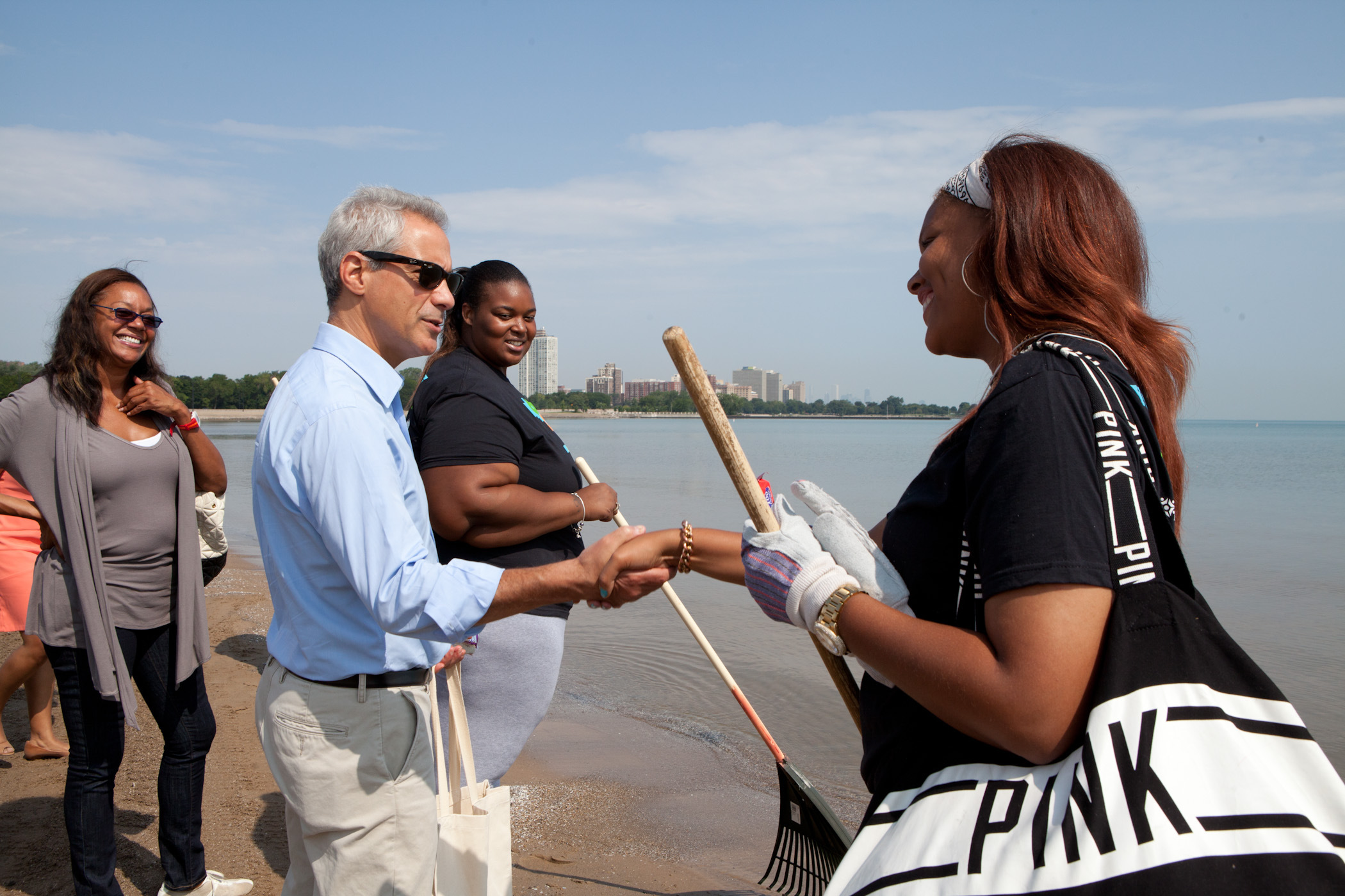 Mayor Emanuel Joins One Summer Chicago Youth ‘Pitch In’ To Clean City Parks